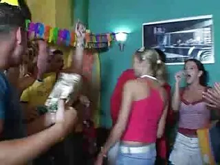 Hierro y carne amas de casa cojiendo